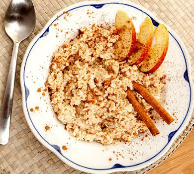 Banana amassada com aveia, canela e mel