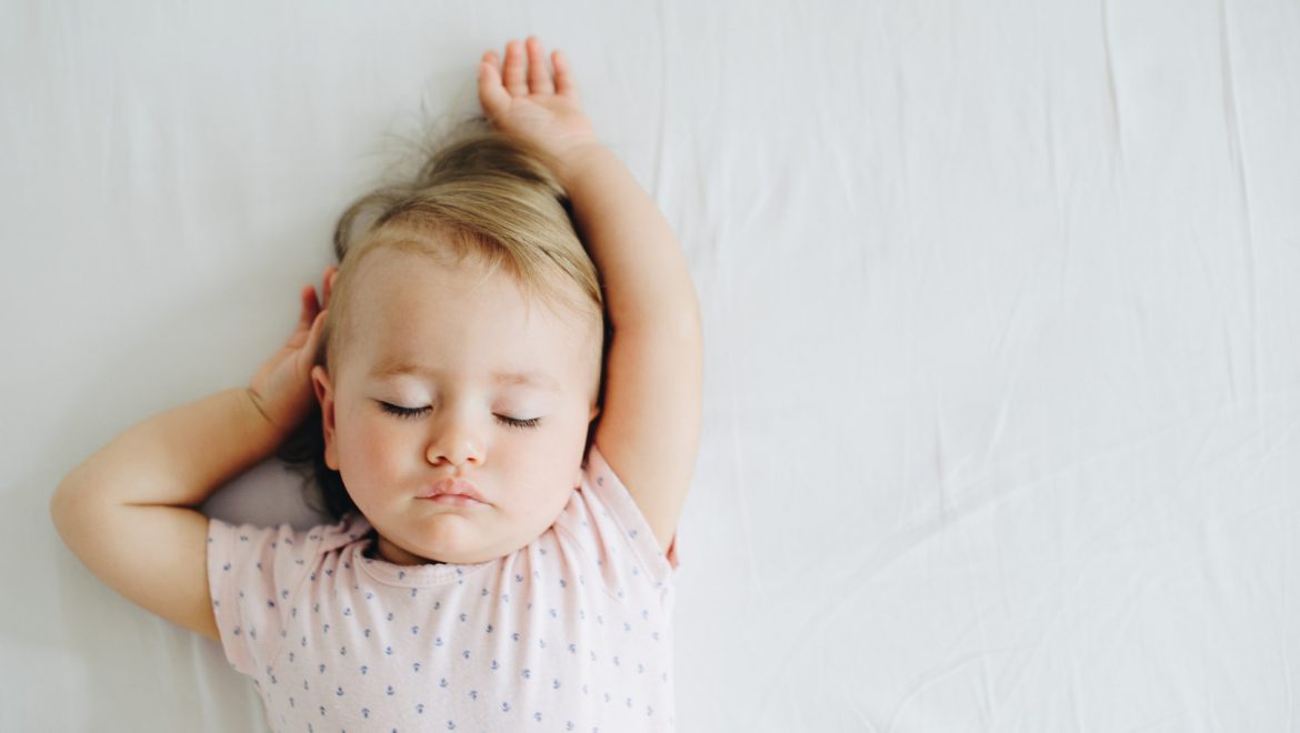 Dormir de barriga para cima aumenta o risco de engasgos?