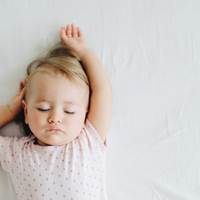 Dormir de barriga para cima aumenta o risco de engasgos?