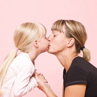 Pode ou não pode beijar os filhos na boca?