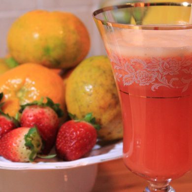 Suco de tangerina com morangos