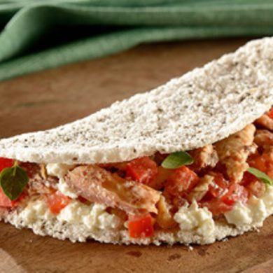 Tapioca com recheio de queijo minas e cubos de tomate
