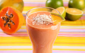 Vitamina de laranja com banana e mamão